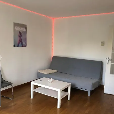 דירה Beau Studio De 27m Avec Balcon De 6m Calme Et Confortable פריז